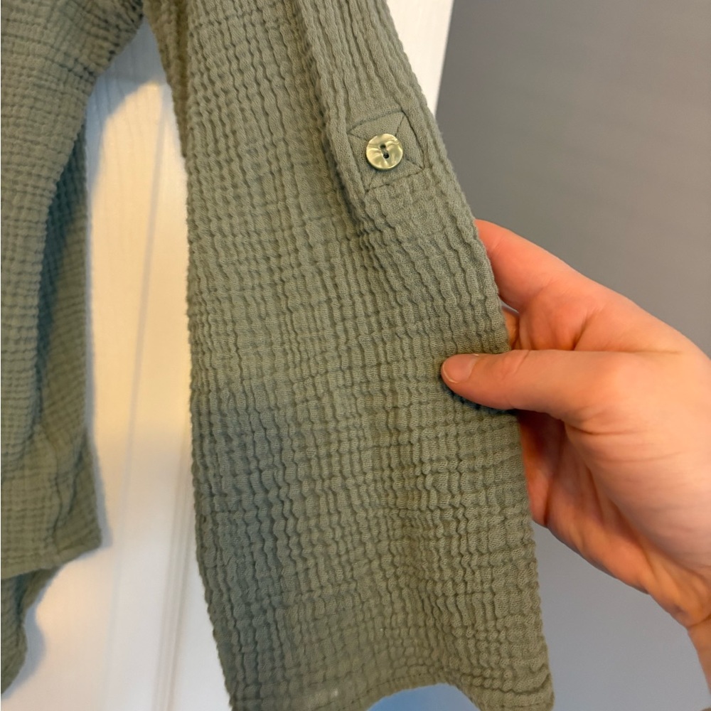 Lightweight Button Up S - Picture 3 of 6